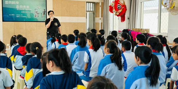 爱克斯机器人为讨思浩小学送编程课