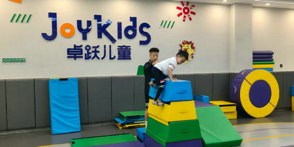 从“怕怕”到“冲呀”！小伦敦卓跃萌娃这样进行体能闯关   