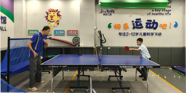 从“握不稳拍”到“精准击球”!教练1对1指导见证孩子运动蜕变