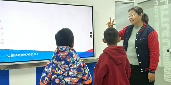 党建引领·榜样同行 | 李美乐：十八载深耕三尺讲台 以热爱书写教育华章