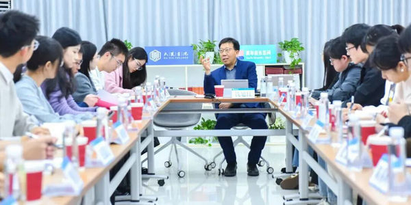 文科生怎么学才有出路?上课觉得没意思怎么办?……“宝藏校长”的清醒回答,能否治愈学生的精神内耗?