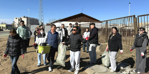 响应号召 美化环境——达尔罕学院中外学子共赴校园清洁活动