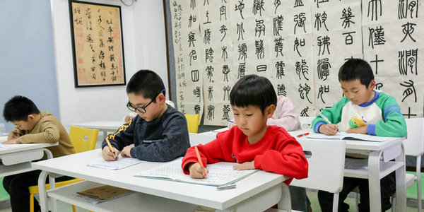 贯彻两会精神 小伦敦中华写字课堂带孩子书写文化自信