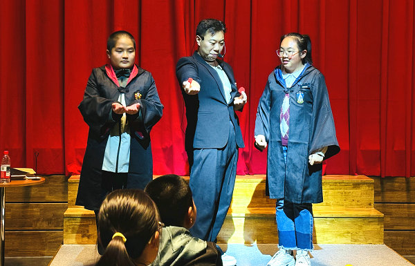 魔术表演环节10.jpg 魔术表演环节10.jpg